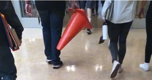 미국 학교에서 백팩을 금지시키자 학생들이 들고 온 물건