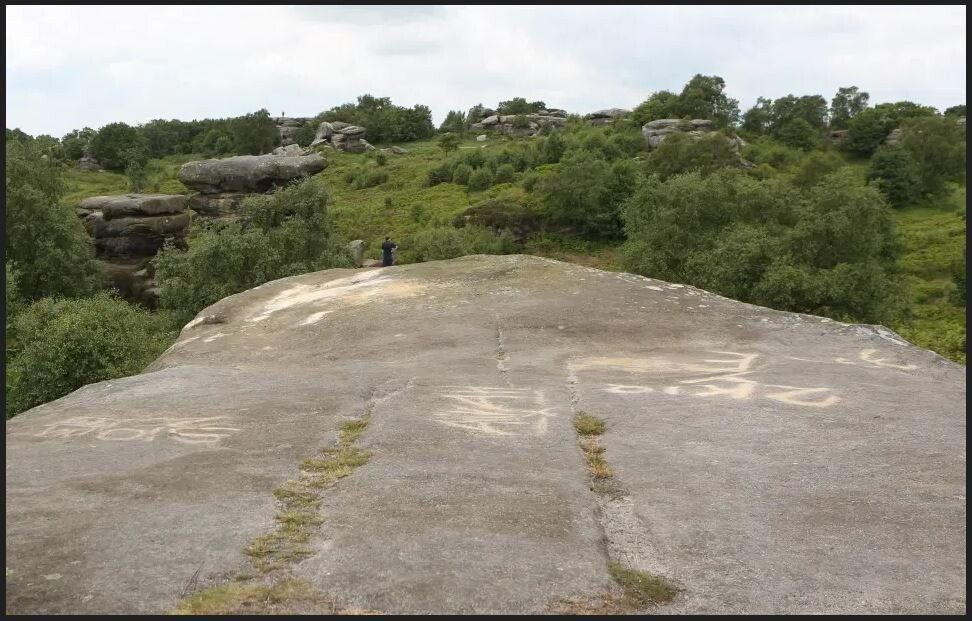 설악산 흔들바위 굴러 떨어뜨린 미국인 관광객 11명 입건