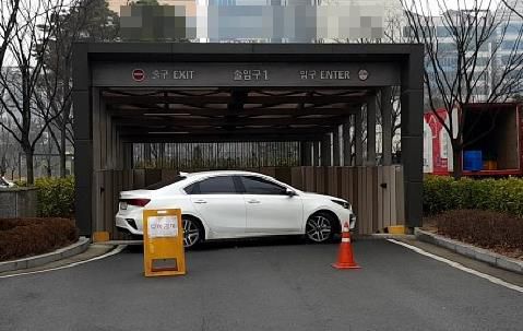 [엽기] 주차장 입구 막고 “딱지 왜 붙여”… ‘적반하장’ 주민, 벌금 150만원