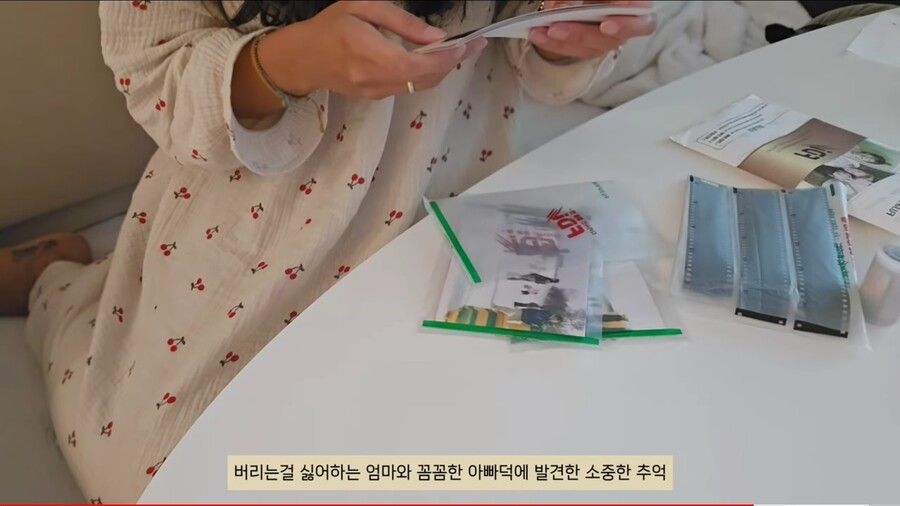 돌아가신 아버지의 카메라가방에서 다 쓴 필름이 나왔다