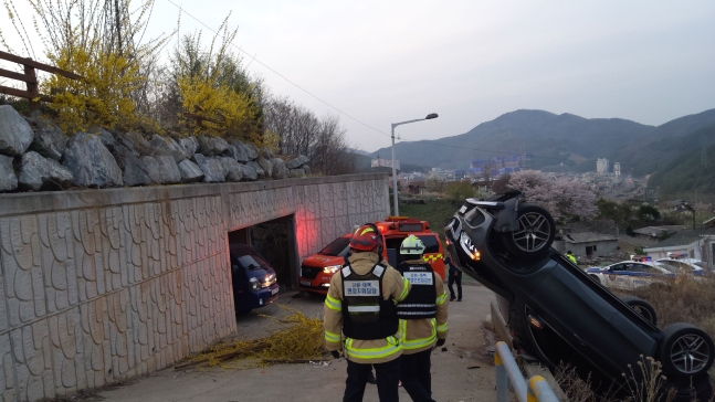 [기타] 대리기사가 주차하다 4m 도로 아래로 추락..2명 숨져