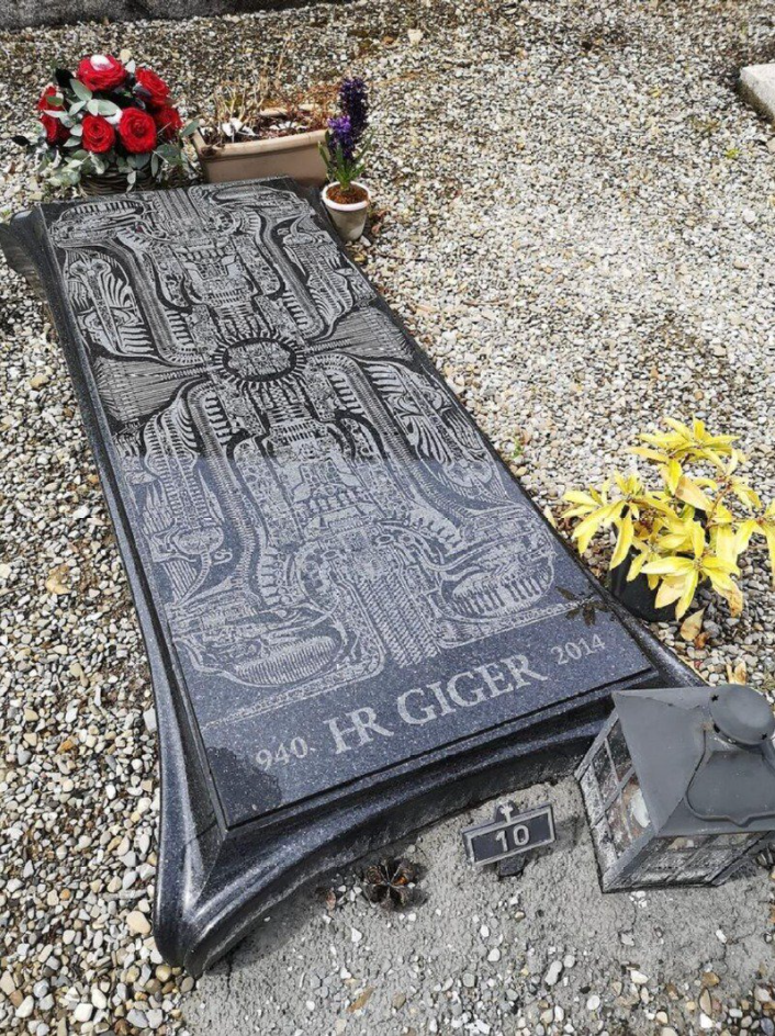 에일리언 디자인으로 유명한 화가 HR 기거의 무덤.JPG