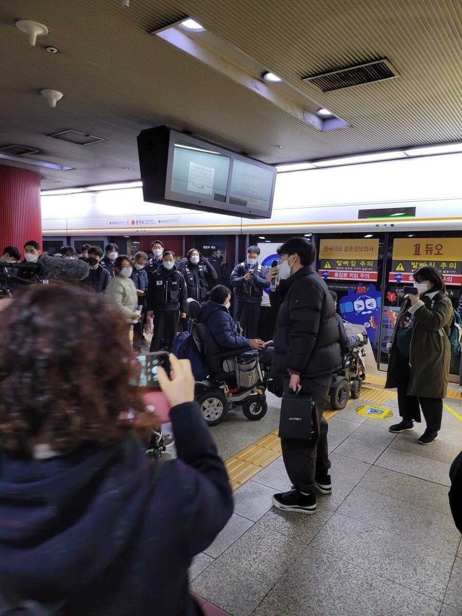 출근시간만 하던 장애인 시위 근황.