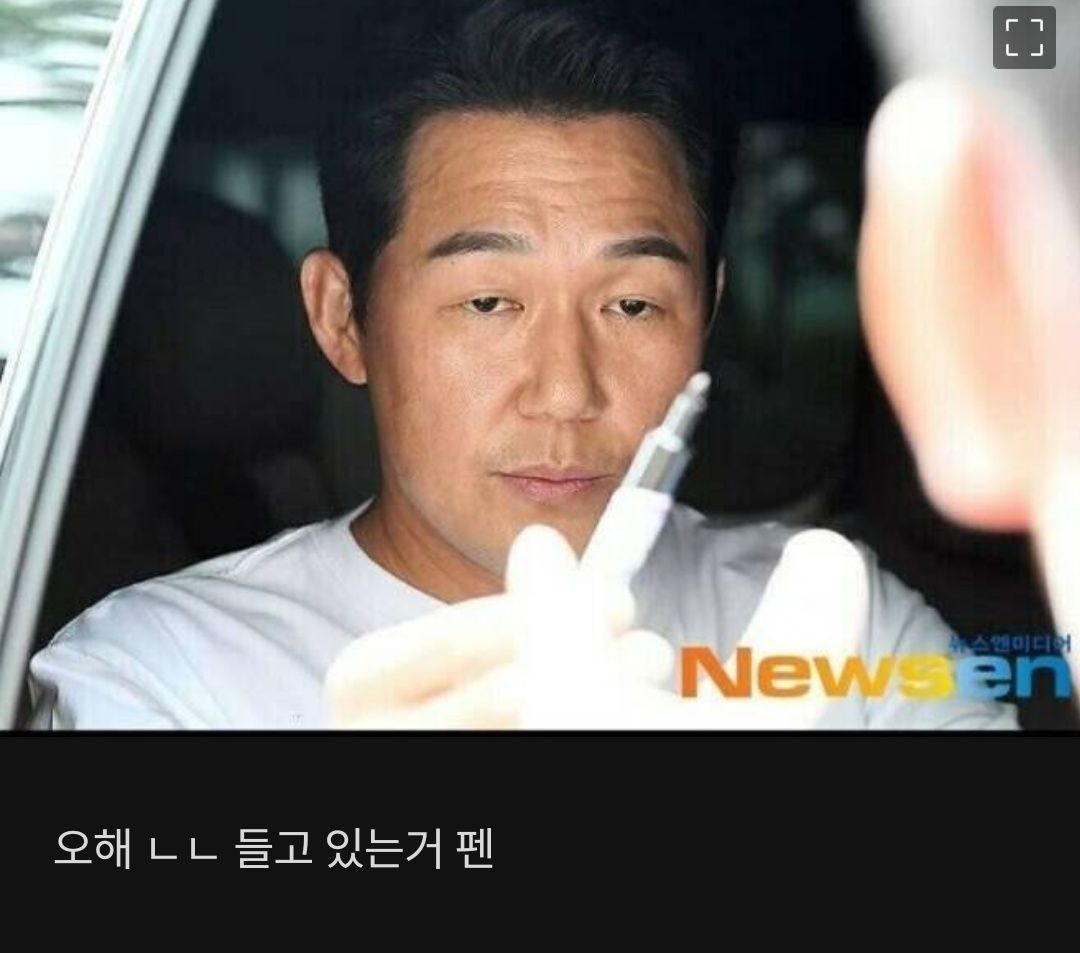 팬들한테 싸인해주는 박성웅