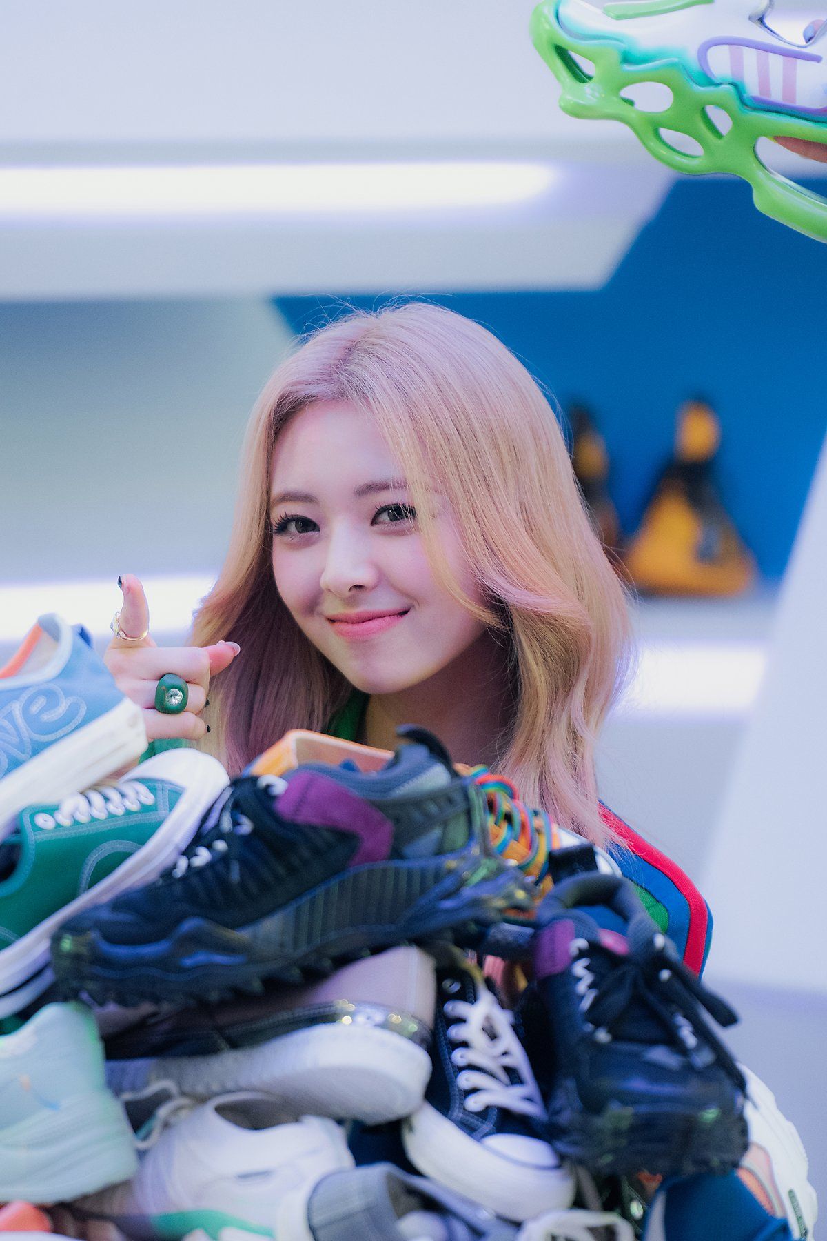 [연예] ITZY “SNEAKERS” MV BEHIND