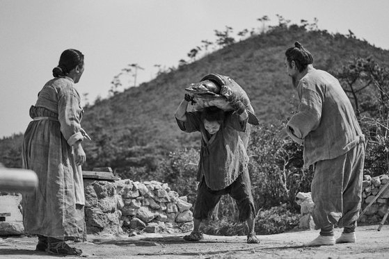 [기타] 귀양살이 설경구·이정은 로맨스…'자산어보' 어디까지 실화?