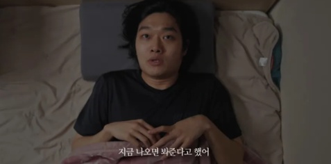 자취생들이 혼자 있을 때 한 번쯤은 해봤다는 행동