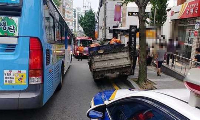 [기타] 내리막길서 밀린 트럭 몸으로 막으려던 50대 여성 운전자 숨져,,