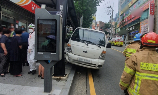 [기타] 내리막길서 밀린 트럭 몸으로 막으려던 50대 여성 운전자 숨져,,