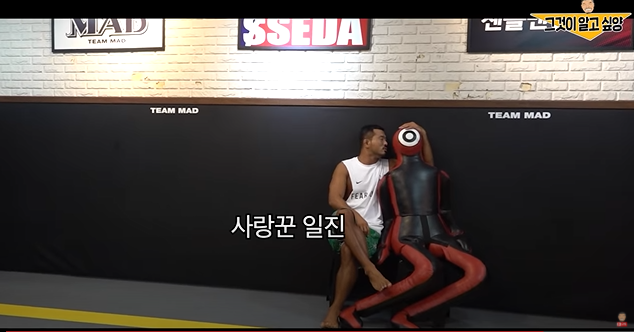 날아오는 주먹에 헤딩을 할 수 있을까?